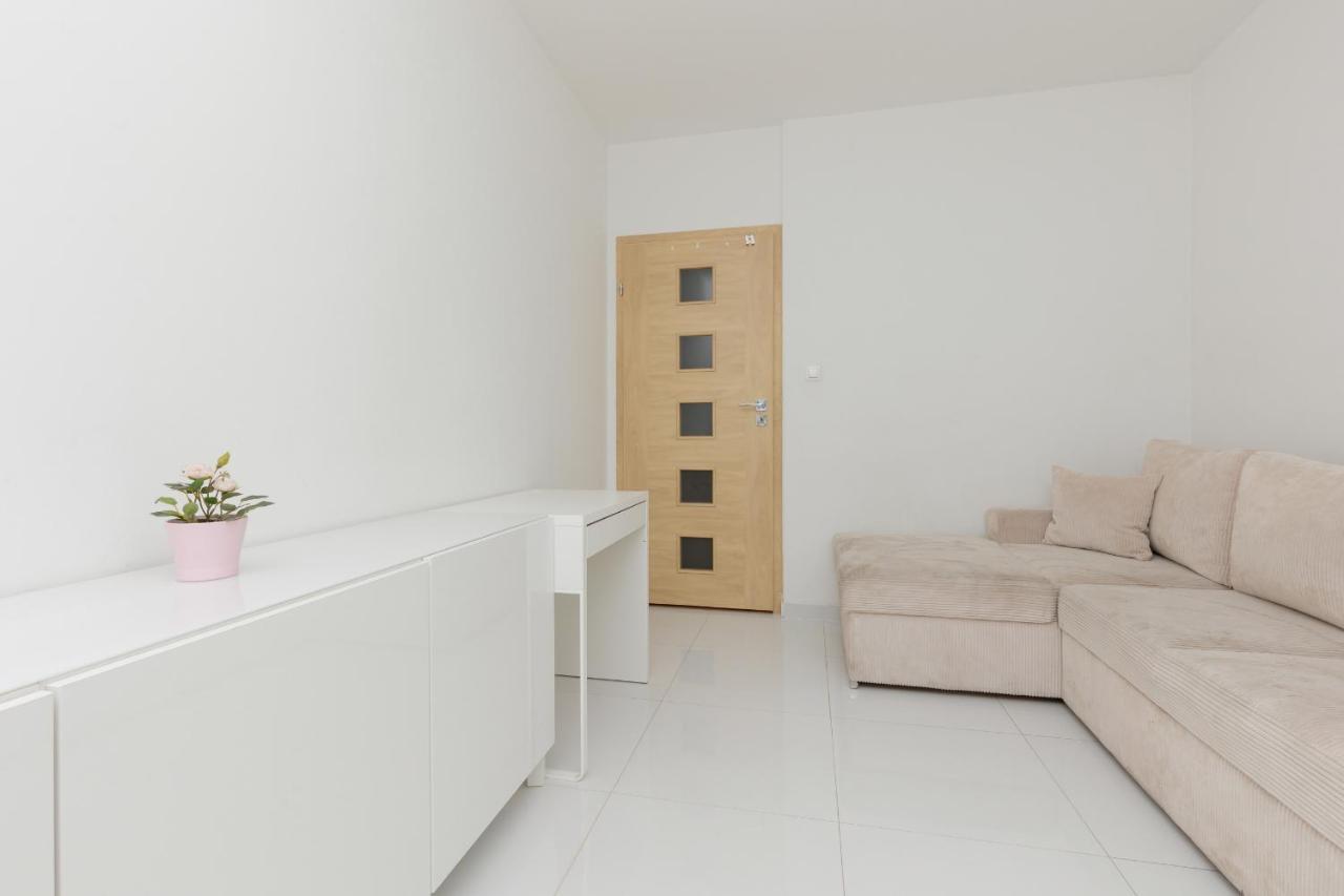 Metro Targowek Spacious Apartment With Parking By Noclegi Renters Варшава Экстерьер фото