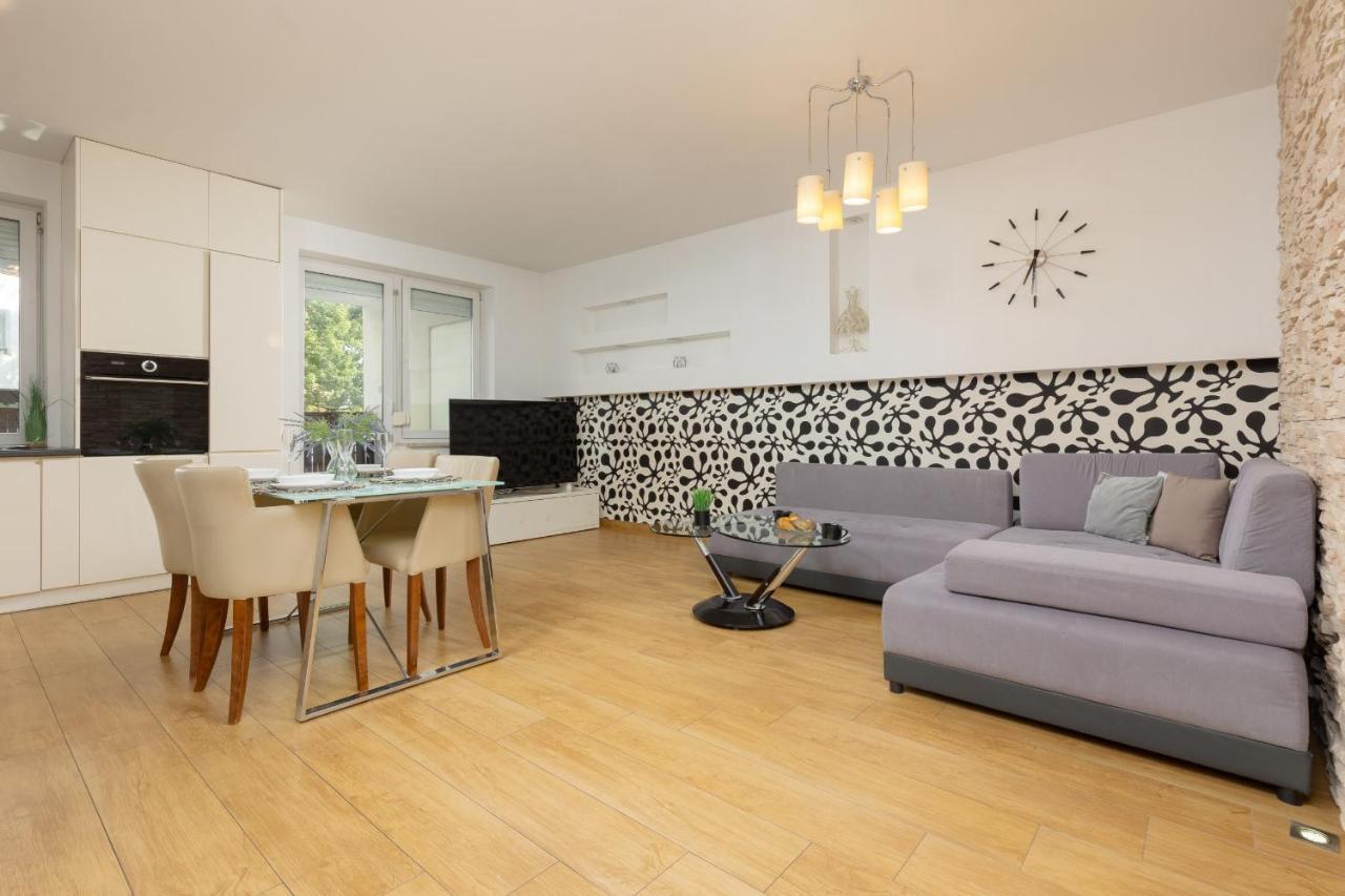 Metro Targowek Spacious Apartment With Parking By Noclegi Renters Варшава Экстерьер фото